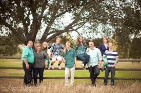 Posing Ideas For A Large Extended Family Photo Spring Family Pictures Big Family Photos Large Family Photos