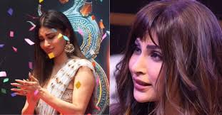 माथे पर बड़े गड्ढे और सूजे हुए होंठ... 39 साल की मौनी रॉय का ये हाल देख लोग  बोले- प्लास्टिक सर्जरी की दुकान