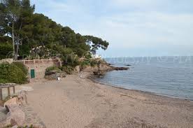 Un seul chien est autorisé, de moins de 10 kg, au camping saint aygulf plage 4 étoiles à saint aygulf. Garde Vieille Beach In Saint Raphael Var France Plages Tv