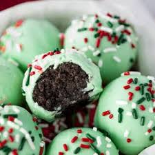 No Bake Holiday Oreo Truffles Recipe Yummly Easy Christmas Treats Christmas Food Desserts Cute Christmas Desserts