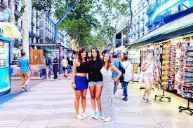 Hola Amigos Oggi Vi Porto In Uno Dei Paesi Che Amo Di Piu La Spagna E Vi Racconto Cosa Vedere A Barcellona In 4 Giorni Vamono Times Square Travel Landmarks