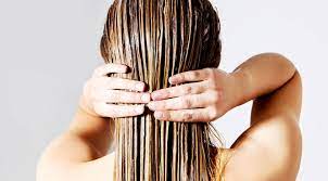 Castor oil moisturises hair and makes it soft and shiny: How To Use Castor Oil For Hair Growth