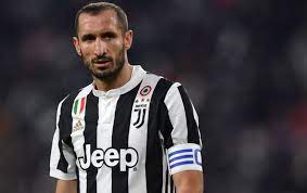 Giorgio chiellini, född 14 augusti 1984 i pisa, är en italiensk fotbollsspelare som spelar i den italienska klubben juventus, med vilka han har vunnit serie a sju gånger. Chiellini Wants To Continue Playing But It Might Not Be At Juventus Juvefc Com