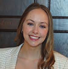 Renee Janis's Instagram, Twitter & Facebook