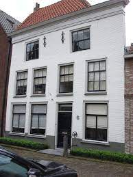 Bij Deze Witte Gevel Ral 9016 Komen De Donkere Kozijnen En Voordeur Goed Tot Zijn Recht Buitenkant Huis Wit Verven Buitenkant Huis Huis Buitenkant