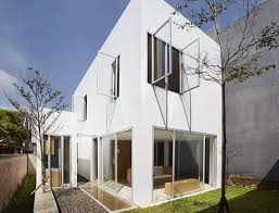 Sementara bagian kaca belakang dibuat lebih miring yang memberikan. 20 Desain Rumah Atap Miring Minimalis Modern Industrial
