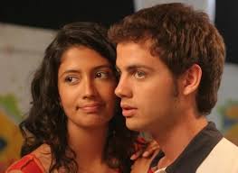 Pedro, preocupado, pergunta a inês se se passa algo entre os dois. Os Casais Que A Televisao Juntou Flashes Flash