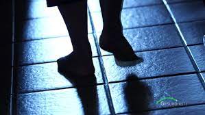 Restless Legs Syndrom Rls Was Hilft Nachts Bei Ruhelosen Beinen Gesundheit Br Fernsehen Fernsehen Br De