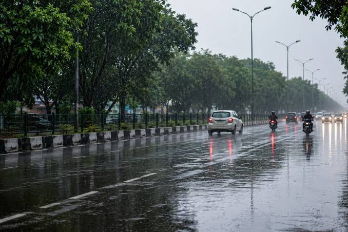 Jharkhand Weather: बारिश-तूफान से आम जीवन अस्त-व्यस्त, जानें कब मिलेगी राहत