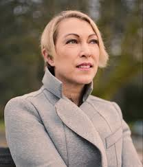 Lisa Tant's Instagram, Twitter & Facebook