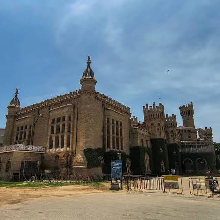 When Regal Cinema first opened its Art Deco doors in 1933, it was Bombay's very first air-conditioned theatre — all velvet seats and cinematic grandeur. Image 1: Back then, Colaba's streets were