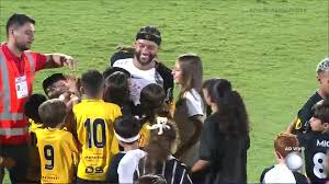 Memphis recebe carinho das crianças no gramado antes do início da decisão