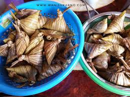Tidak perlu masukkan air dan masak hingga ia mendidih dalam periuk lain, masukkan campuran santan itu bersama dengan pulut yang sudah dimasak. Cara Buat Ketupat Palas Manis Dan Lemak Versi Kelantan Sedap Untuk Raya
