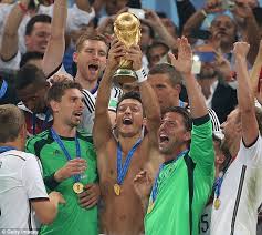 9 yıl boyunca almanya forması giymiş ve çıktığı 92 millî maçta 23 gol atıp 40 asist yapmıştır. Mesut Ozil Donates World Cup Winnings So 23 Children Can Have Surgery In Brazil Daily Mail Online