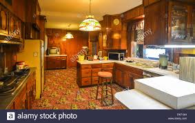 15:47, sun, apr 19, 2020. Die Kuche In Graceland Die Heimat Von Elvis Presley In Memphis Tennessee Usa Stockfotografie Alamy