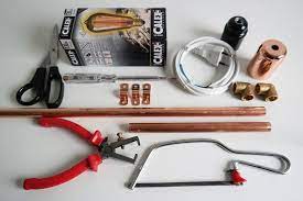 diy stoere lamp van koperen buizen karwei inspiratie koperen buizen lampen slaapkamer muur kleuren