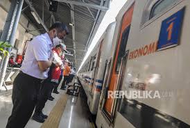 Harian metro melaporkan, timbalan ketua polis daerah subang jaya, superintendan amihizam abdul shukor berkata, video kejadian itu dimuat naik di laman sosial … Kereta Pasar Senen Pekalongan Kembali Dioperasikan Republika Online