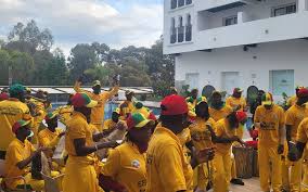 On veut faire trembler le stade » : plongée au cœur de ce groupe de supporters sénégalais prêts à tout pour leur équipe