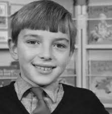 Doting dad Roger Lloyd Pack guides starlet daughter Emily Lloyd through a  pack of paparazzi back in 1989 ❤️