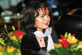 Her breakthrough was the title role in the 1973 film three nuts for cinderella, which is considered a christmas film classic in many parts of europe. Vsichni Vedeli Ze Chodi S Libuskou Jen Ja Ne Safrankova Jako Femme Fatale Muze I Filmu Expres Cz
