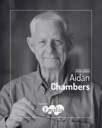 Lamentamos profundamente o falecimento do autor britânico Aidan Chambers  (1934–2025), considerado um dos escritores mais influentes da literatura  feita para crianças e jovens, além de um grande referencial no estudo das  possibilidades