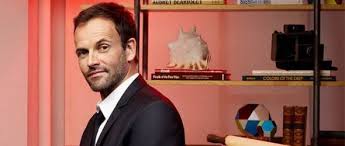 A subreddit for cbs's elementary starting jonny lee miller and lucy liu as sherlock and dr. Five Facts Jonny Lee Miller Und Was Ihn Mit James Bond Verbindet