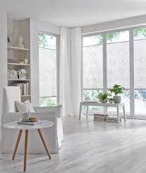 Auf den ersten blick erscheint es ziemlich unpraktisch: Weisses Schlichtes Plissee Mit Kreisen Im Wohnzimmer Wohnzimmer Einrichten Wohnzimmer Weiss Vorhange Wohnzimmer