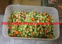 Saat membeli di luar atau bersantap di restoran, ada banyak makanan yang tersaji bersama acar timun sebagai pelengkapnya. Cara Membuat Acar Timun Wortel Mentah Segar Resep Masakan Indonesia