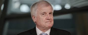 Bundesinnenminister horst seehofer (csu) hat sich mit dem coronavirus infiziert. Nutzer Sollen Sich Bei Whatsapp Gmail Und Co Identifizieren