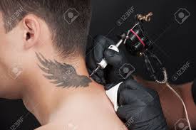 Dessin Tatoueur Professionnel Belles Ailes Tatouage Sur Le Cou A L Aide D Encre Canon Banque D Images Et Photos Libres De Droits Image 27044220