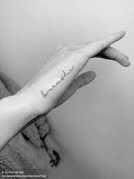 Breathe Tatowierung Auf Der Hand Breathe Tattoo Tattoos Word Tattoos On Hand