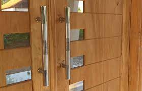 Warna alami kayu yang tidak seragam membuatnya terlihat unik dan dinamis. Cara Memasang Handle Pintu Dengan Benar Untuk Pintu Kayu Atau Kaca Vinindo