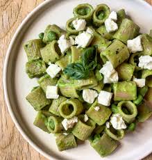In tutte le sue forme e varianti, condita con qualsiasi sugo preferiate non c'è pasto che si rispetti senza una portata a base di pasta di qualche genere. Pasta Con Crema Di Piselli E Feta Silvia Rosmarino