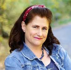 Julie Heaps's Instagram, Twitter & Facebook