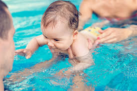 Außerdem ist es wichtig, dass dein kind bereits ein guter schwimmer beziehungsweise eine gute schwimmerin ist. Das Erste Mal Mit Dem Baby Ins Schwimmbad Zwergehuus Magazin