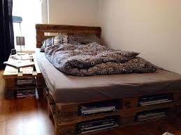 Bett Aus Europaletten Bauen Palletten Von Bett Aus Europaletten 140x200 Anleitung 140x200 Anleitung Aus Bau In 2020 Pallet Bed Pallet Bed Frames Wood Pallet Beds