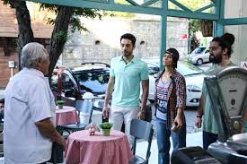 La intérprete es amante de la moda y así lo muestra en su perfil de instagram, donde cuenta con más de 685.000 seguidores. Kocamin Ailesi Dizisinde Ask