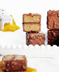 Cubes Moelleux Aux Amandes Glacage Rocher Praline Les Degustations Dangereuses Moelleux Gateaux Et Desserts Gateau Cube