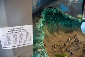 Indonesianrel ini berada sekitar delapan kaki di atas ketinggian air normal, namun saat itu air telah surut hingga sekitar empat kaki di bawah. File Aceh Tsunami Museum Site Visit February 2020 30 Jpg Wikimedia Commons