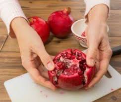 Granatapfel Offnen Schalen Entkernen Plantura Lebensmittel Essen Granatapfel Granatapfel Offnen