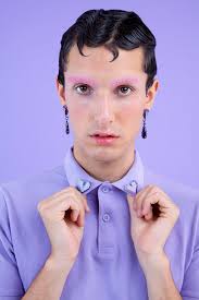 Eva Burton presenta su colección de joyería contemporánea Chromotopia