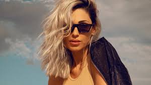 La scommessa di Anna Tatangelo è Guapo con Geolier: la cantante cambia  pelle e sound