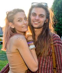 Millie bobby brown 's ex is apologizing for talking about their relationship in a live stream. Millie Bobby Brown Paris Jackson Diese Tollen Frauen Sind Wieder Solo Leute Bild De