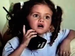 Vídeo mostra Selena Gomez muito fofa e espontânea falando ao telefone com  apenas seis anos