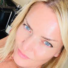 Lori Button's Instagram, Twitter & Facebook