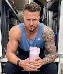 Do you prefer chris hemsworth with a beard? Chris Hemsworth S Stunt Double Shares Gruelling Training Session Daily Mail Online