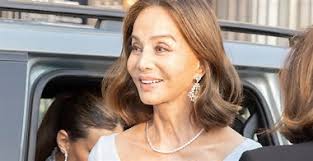 Paty Sánchez Flores enamora con un espectacular vestido de novia de escote  luna y foulard al cuello en su boda