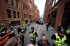 🔴 Andy Burnham has arrived at Number 10 North in Manchester this morning.  The Prime Minister has been pictured arriving at Heron House, accompanied  by a police convoy.