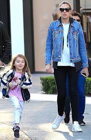 Gal gadot's kids are more concerned about their food than they are about their famous parent. Pregnant Gal Gadot Wears Leggings And Denim Jacket In La Daily Mail Online