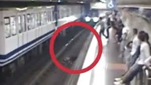 Se desploma vagón del metro, cae del viaducto. Por Mirar Su Celular Una Mujer Cae En Las Vias Del Metro En Moscu Hrn